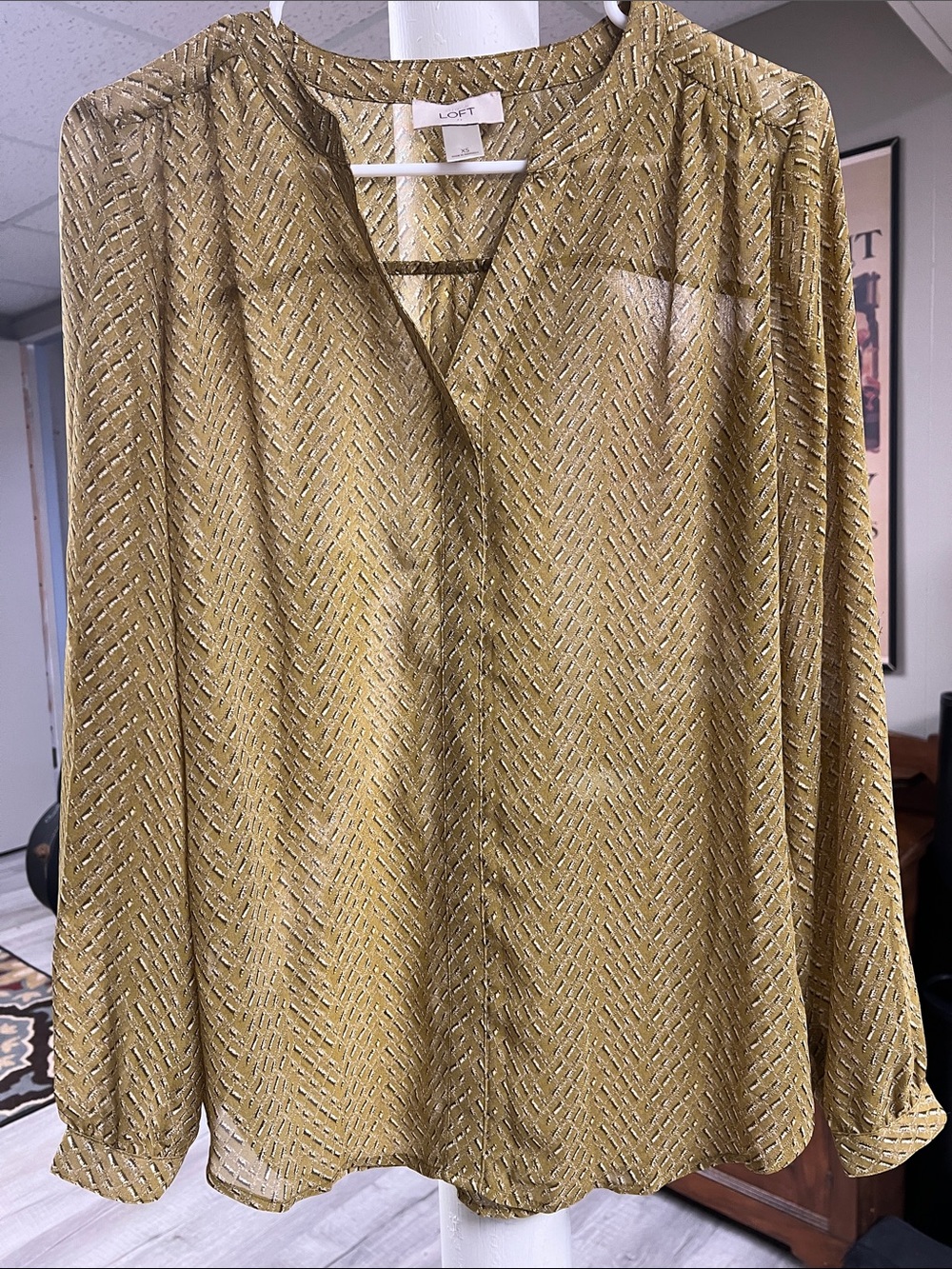 LOFT Mustard Gold/Green Metallic Chevron V-Neck Blouse sz xs